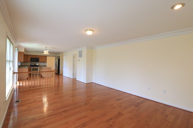 Building Photo - 5 BD + 3.5 Bath Bright & Beautiful Colonia...