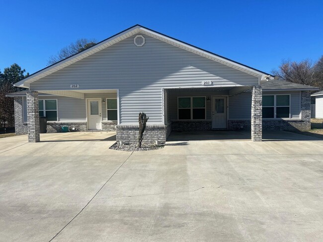 Primary Photo - 180 Lakeland Dr