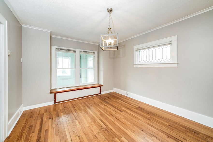 Building Photo - 134 Maplehurst Ave