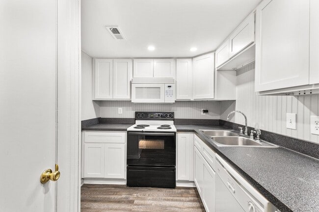 Building Photo - Discover the most affordable home in Belle Forest, located in Nashville's highly coveted 37221 zi...