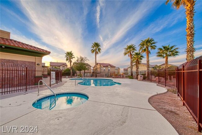 Building Photo - CHARMING 3BED 2.5BATH HOME IN GATED COMMUN...