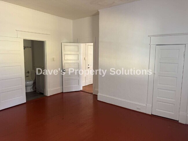 Building Photo - Spacious & Refreshed 1 Bed, 1 Bath Duplex | High Ceilings & Ample Parking!