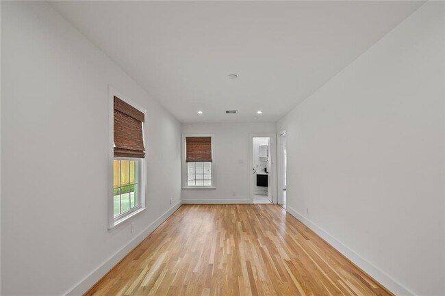 Building Photo - 312 W 31st St