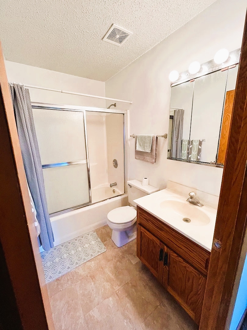 main bathroom - 884 N Prairie Ave