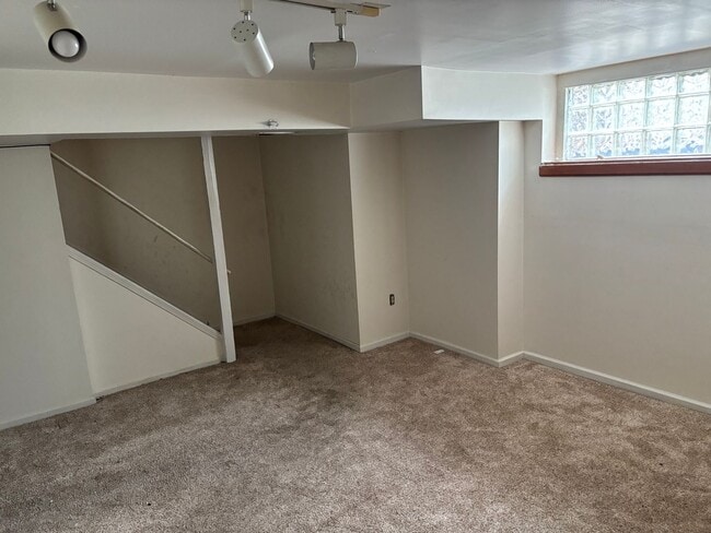 Building Photo - **NEW CARPETING** Abbey Lane Townhome 3 Beds 3 Baths!!