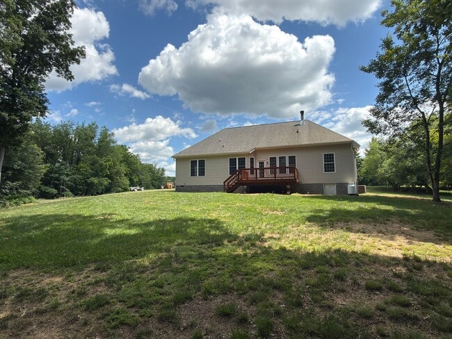 Building Photo - Beautiful Three Bedroom, Two and a half Bath home available in River Wood of Fairlawn