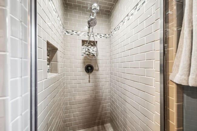 Building Photo - Adorable Home in the Heart of Midtown!