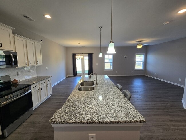 Building Photo - **October Rent Free**4 Bedroom, 2 Bath Hom...
