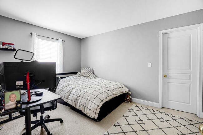 Building Photo - 152 Rosewood Dr