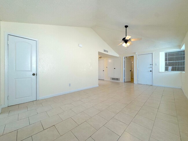 Building Photo - Refrig A/C 2bed/2bath Duplex with Bonus Room!