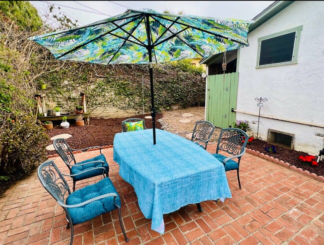 Building Photo - Coastal Charm in the Heart of Encinitas – 2 Bed, 1 Bath Avail 12/1