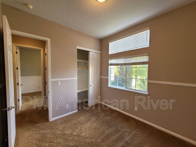 Building Photo - 1105 Brookline Cir