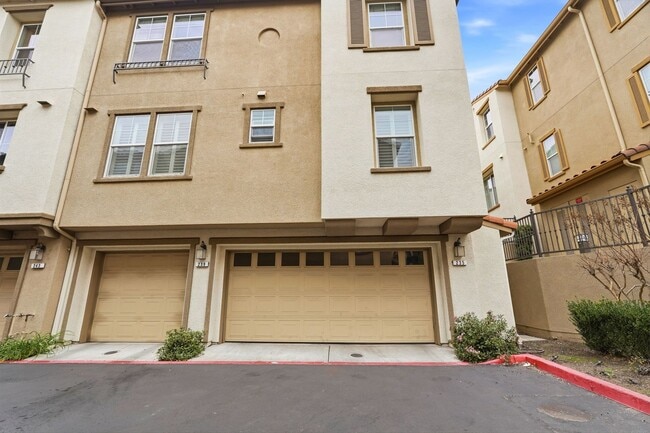 Building Photo - Spacious 2BR/2BA End-Unit Condo for rent in Warm Springs – Montebello Community