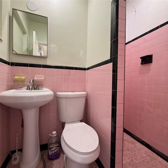 Building Photo - 275 W 16th St