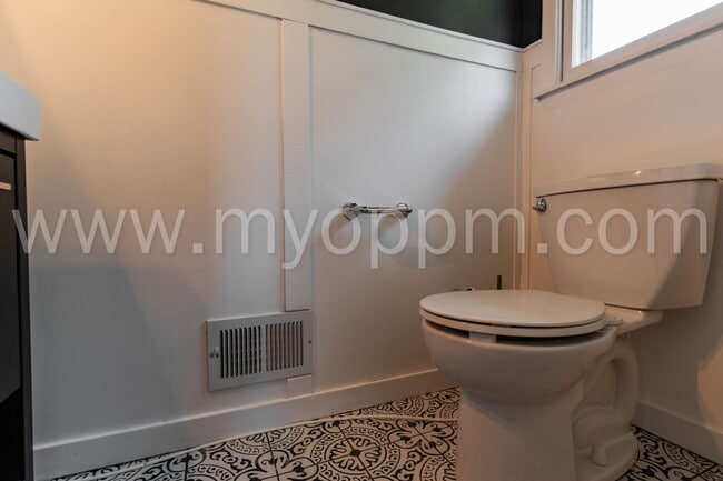 Building Photo - Stunning 3 Bedroom / 2.5 Bathroom | S. 48t...