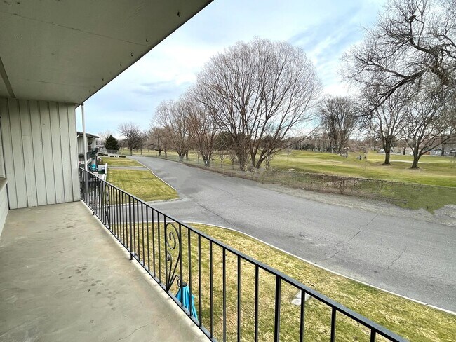 Building Photo - Peaceful 55+ Living | 2 Bed, 1 Bath Apartment with Golf Course Views — Kennewick, WA