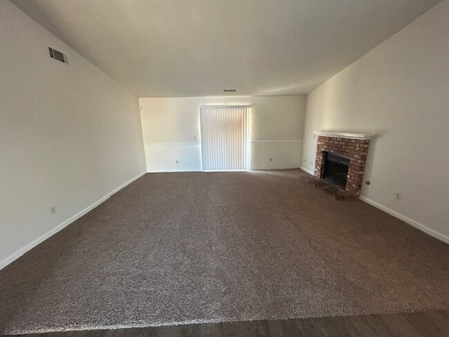 Building Photo - 3 bedroom 2 bathroom home in SW Visalia