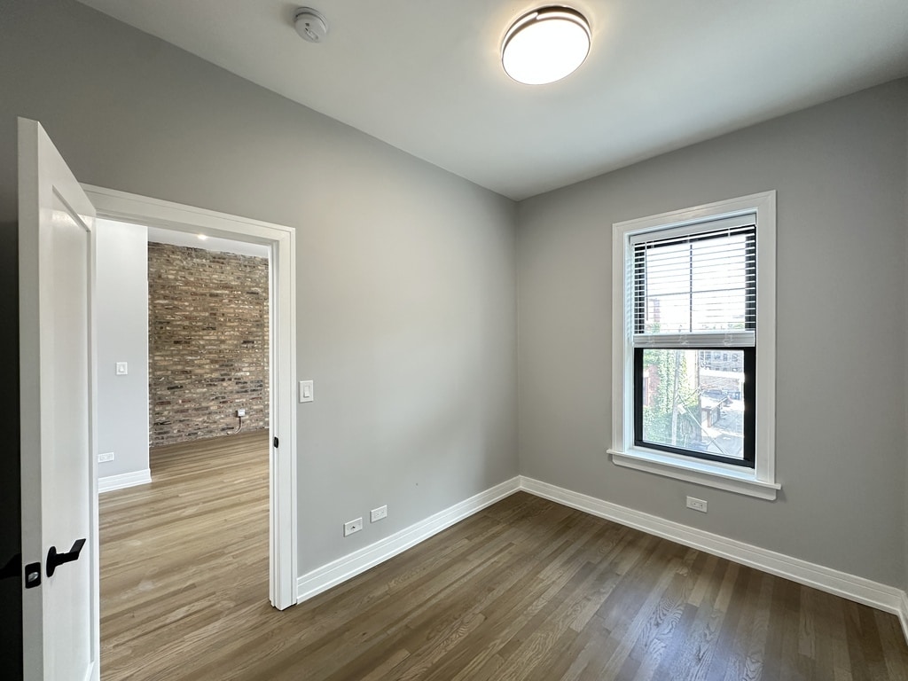 Building Photo - 3834 N Wilton Ave
