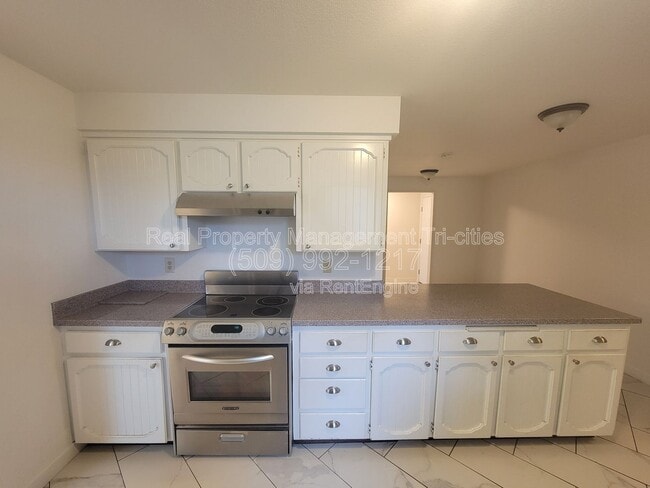 Building Photo - 3704 S Vancouver St