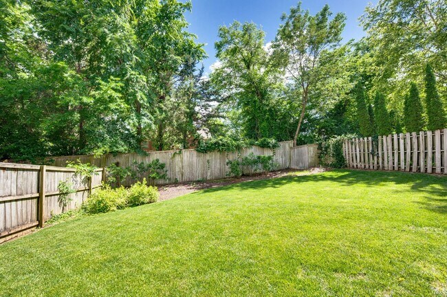Building Photo - Stunning 5BE/4.5BA home nestled in the hig...