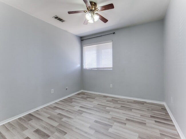 Building Photo - 1305 Greenbriar Ln