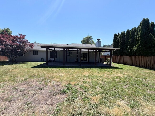 Building Photo - Well Maintained Three Bedroom Home in South Salem