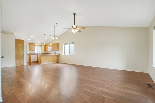Building Photo - Beautiful 3 bed, 2 bath home in a quiet We...