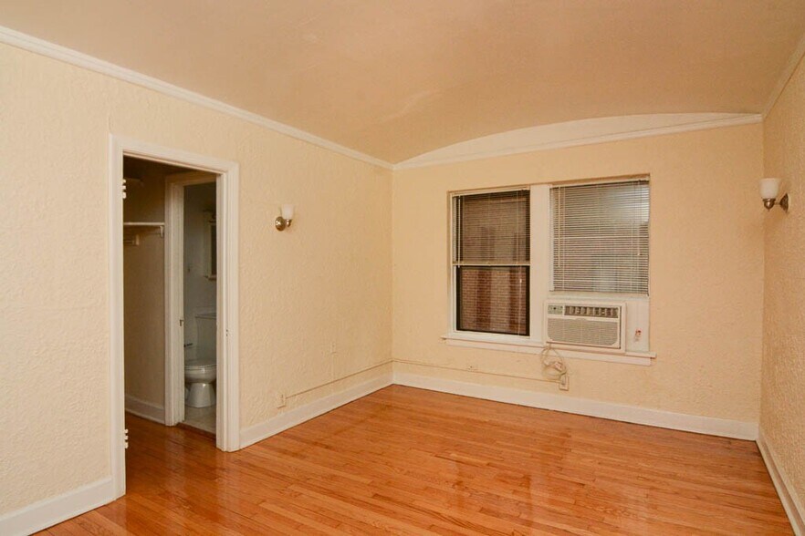 Building Photo - 562 W Arlington Pl