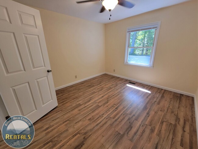 Building Photo - 733 Forest Hills Dr