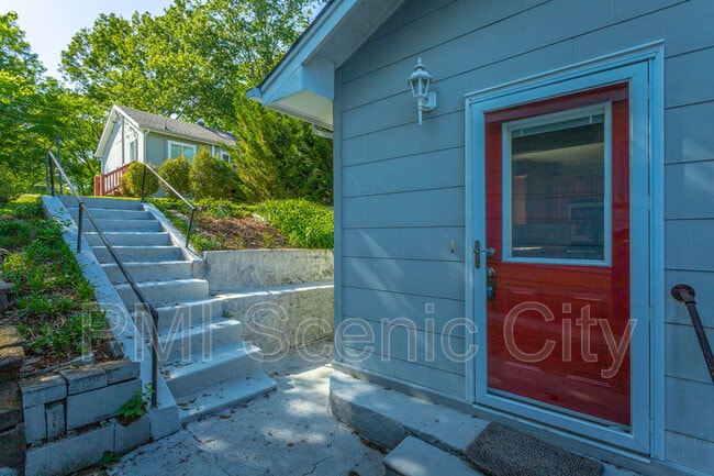 Building Photo - 513 Lytle St