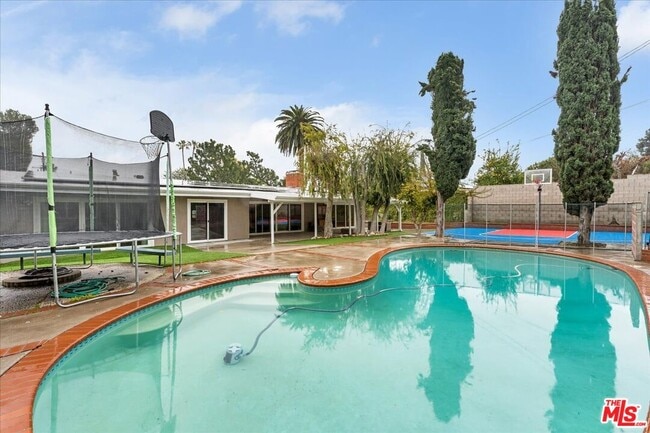 Building Photo - 5817 Lockhurst Dr