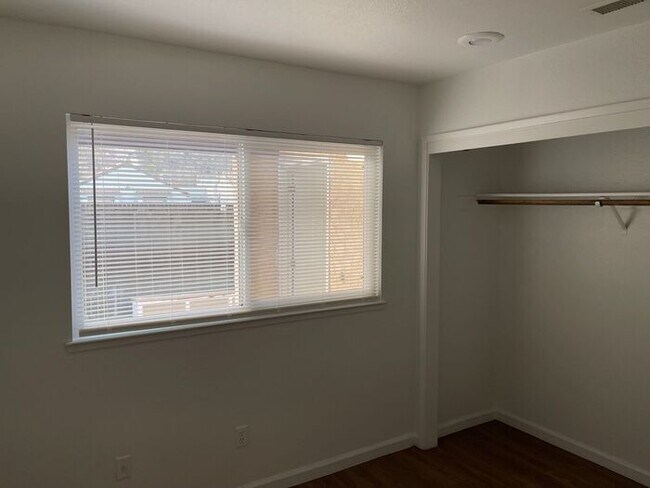 Building Photo - Modesto 2 Bedroom 1 Bathroom Town Home