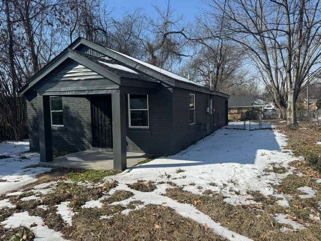 Building Photo - 1617 Pillow St