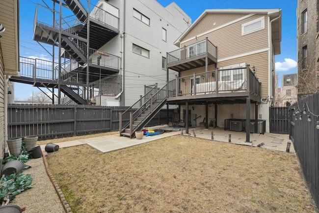 Building Photo - 1635 W Warren Blvd