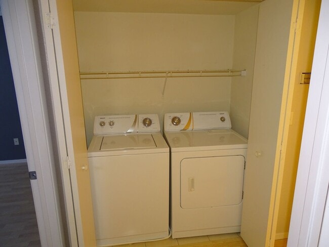 Building Photo - Well Cared For 1 Bed, 1 Bath 2nd Floor West Side Condo