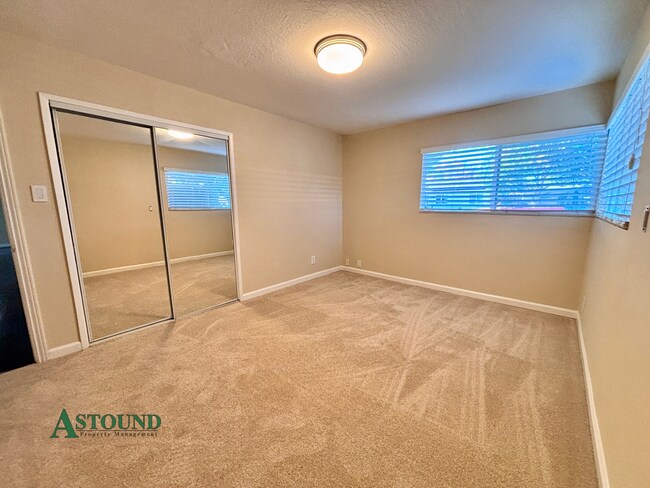 Building Photo - 2742 Broadmoor Ave