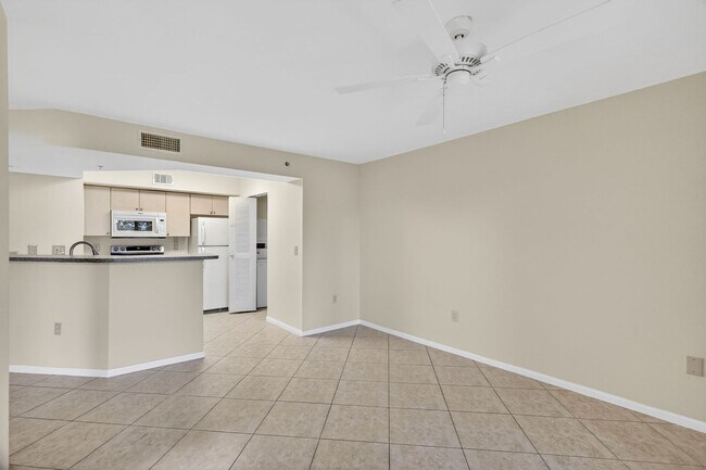Building Photo - 1/1 Condo with Screened-in Balcony in Resort Style Community, Move in Ready!