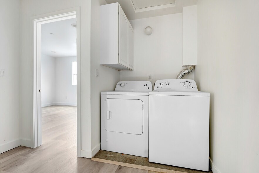 Building Photo - 2439 Malabar St