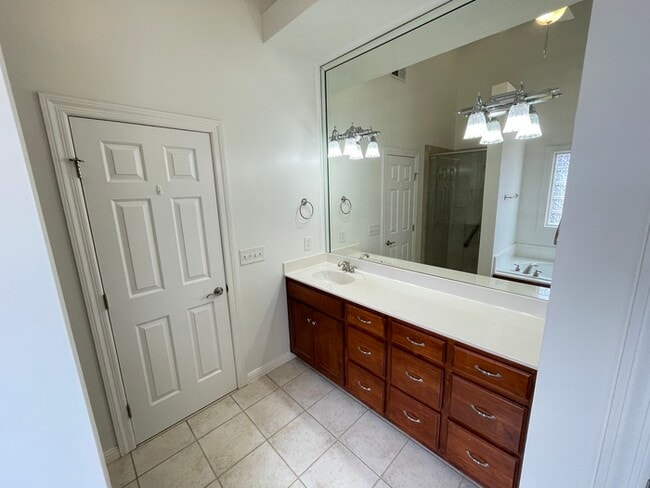 Building Photo - Wynbrooke home with large backyard, 2 car ...