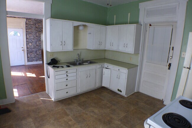 Large Country Kitchen - 106 S Clay St