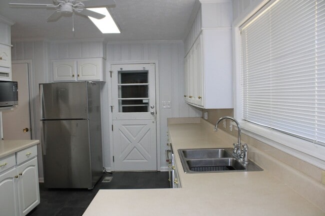 Building Photo - 3 Bedroom 2 bath W/ Bonus In Hammond Hills