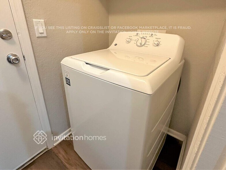 Building Photo - 8931 W Fullam St