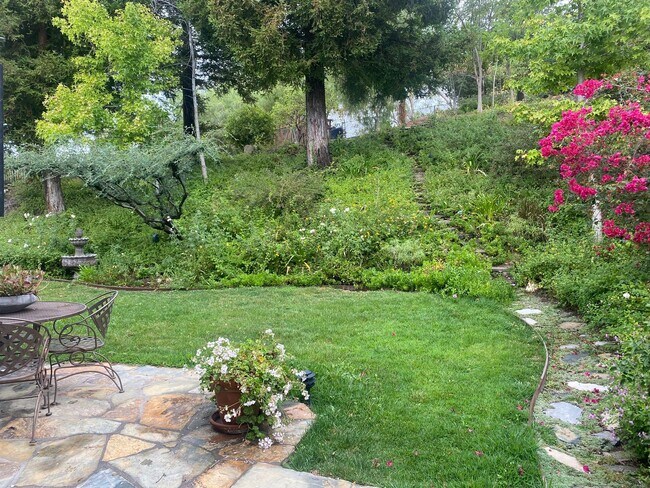 Building Photo - Private Courtyard Entry & Expansive Backyard Oasis