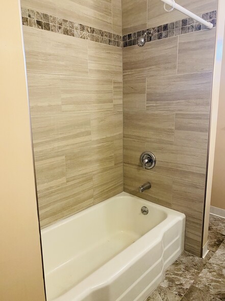 Tile Tub/Shower - 400 7th Ave SE