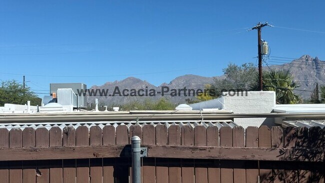 Building Photo - Three bedroom townhome with community pool