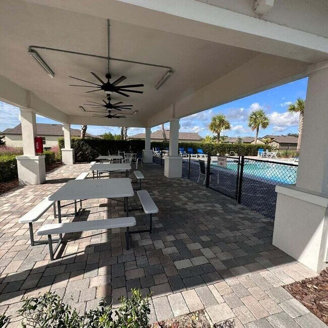 Building Photo - 1726 Party Pl