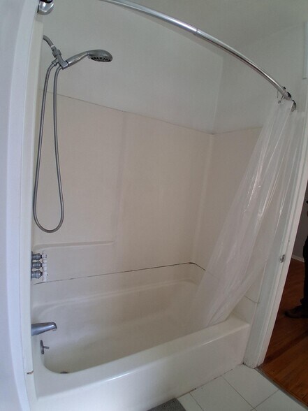 shower with tub - 902 Patterson Ave