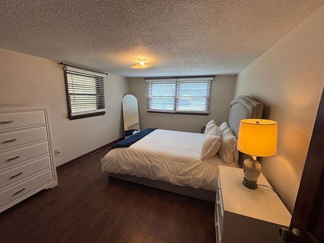 Building Photo - 720 Riverland Dr