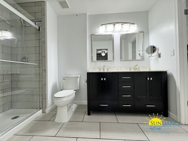 Building Photo - Stunning South Crestview Home with many Custom Details!