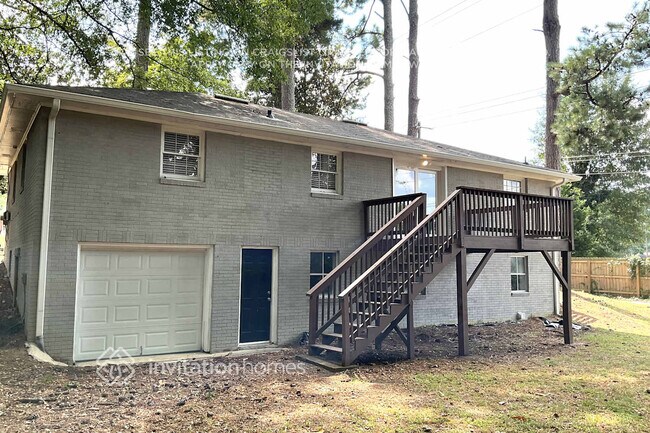 Building Photo - 705 Pinehill Dr